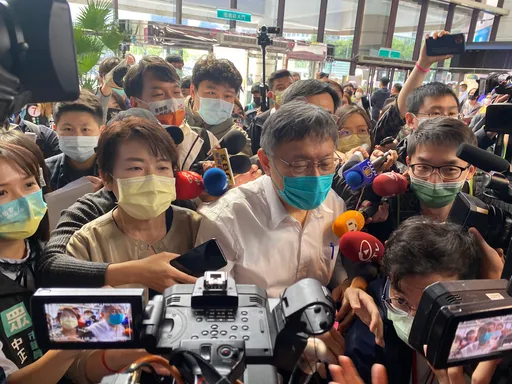 辯論會前送黃珊珊甘蔗　柯文哲：祝選情「倒吃甘蔗」越戰越好