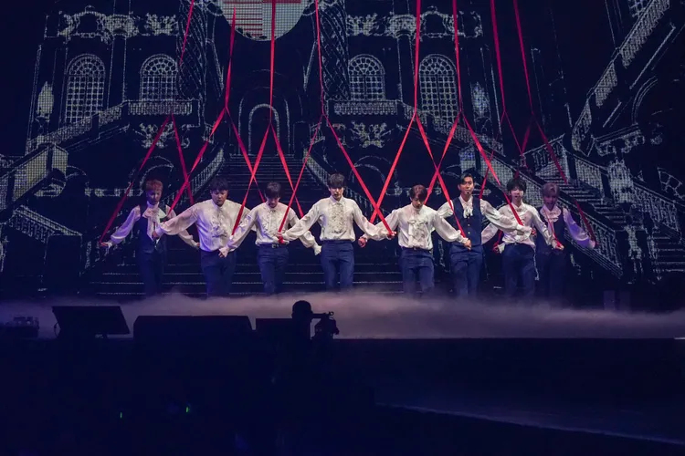 SJ今晚小巨蛋開唱，以魁儡人偶登場揭開序幕。超級圓頂提供