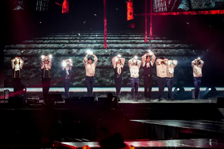 SJ帶著道具LED燈熱舞。超級圓頂提供