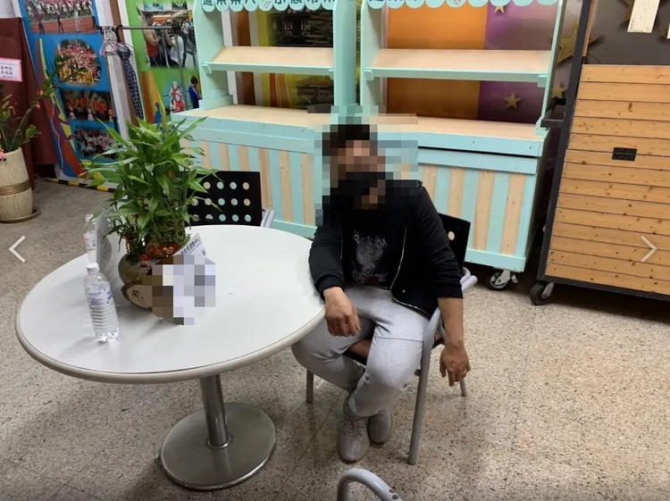 動手嫌犯當場遭教官攔阻，待警方前來逮人。讀者提供