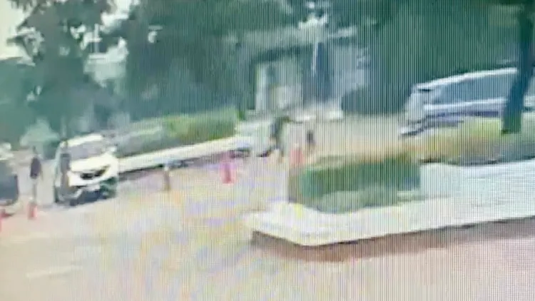 男大生跑進體育館內。翻攝畫面
