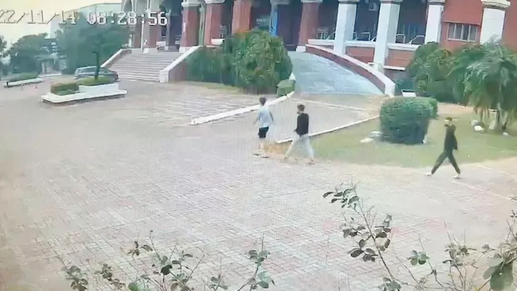 男大生走在最前頭，後有三嫌控制行動。翻攝畫面