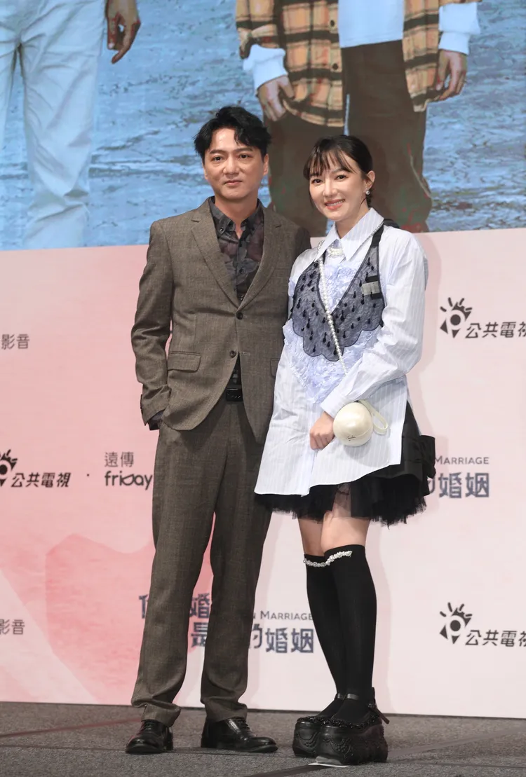 藍葦華（左）和李杏在劇中婚姻有裂痕。陳明中攝