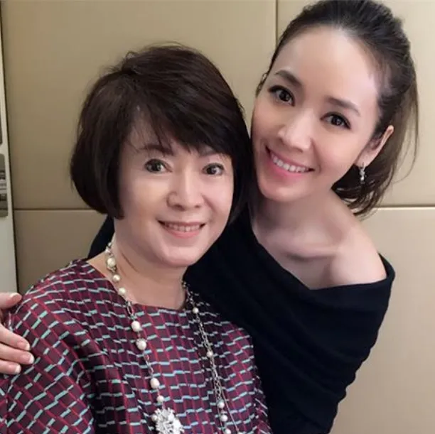 侯佩岑（右）和媽媽林月雲合影。翻攝自侯佩岑IG