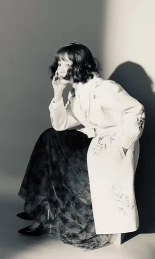 侯佩岑以短髮造型進行拍攝。翻攝自侯佩岑臉書