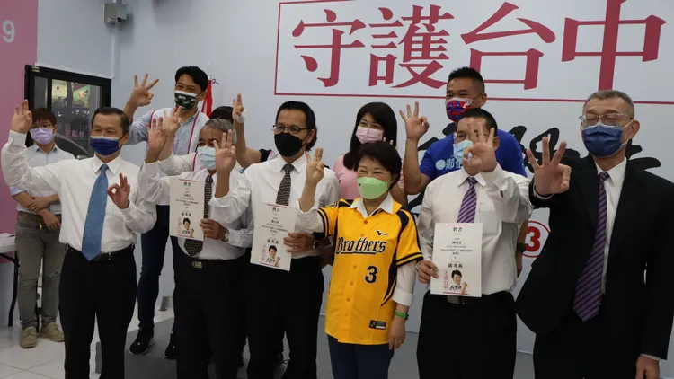 盧秀燕成立公車客運業挺燕後援會，為幹部授證。鮮明攝