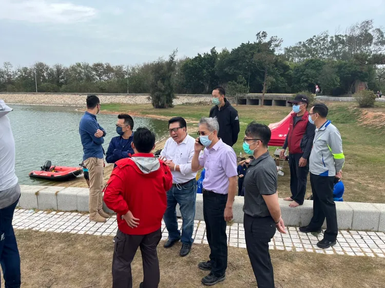 議員及自來水廠廠長也至現場關心救援進度。金門縣消防局提供