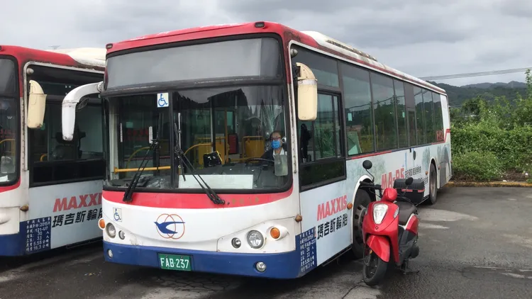 林姓女司機駕駛629路公車載客時，不慎夾傷1位女乘客。高鈞麟攝