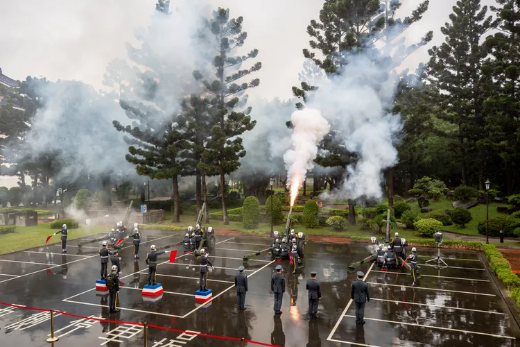 國軍鳴放19響禮炮歡迎友邦總理德魯率團來訪。總統府提供