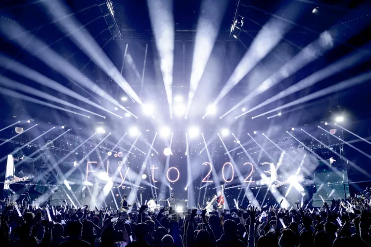 五月天在紐約和粉絲提前跨年。相信提供