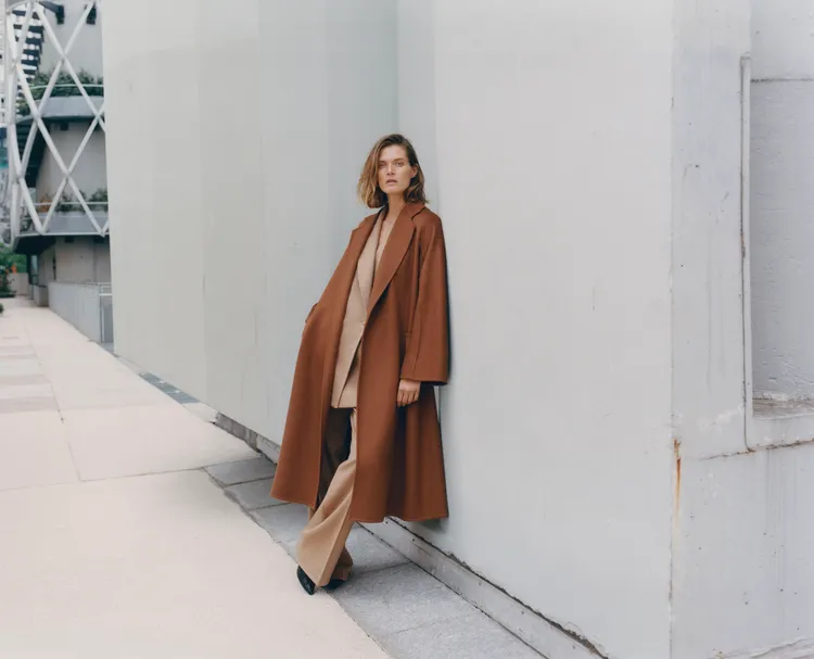 波蘭名模Malgosia Bela穿上MAX MARA標誌性的Ludmilla大衣，展現無懼潮流更迭的特質。品牌提供