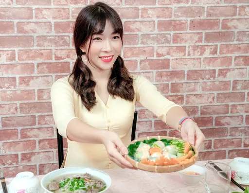 越南正妹夜市小吃摊创业成美食名店 蔡英文也是座上宾