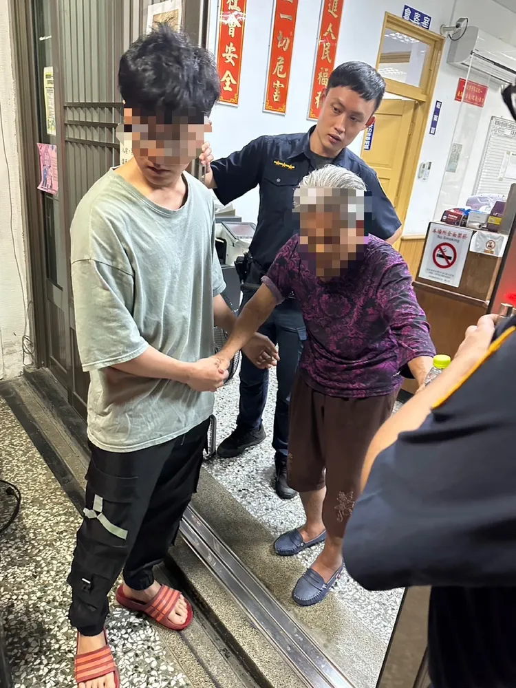 經警方確認完身份後，阿嬤才安然的座車回家。民眾提供