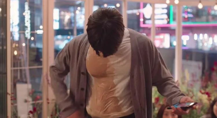 承協在《無法抗拒的他》被咖啡潑到，胸肌若隱若現，有「咖啡肌肉男」封號。翻攝Netflix