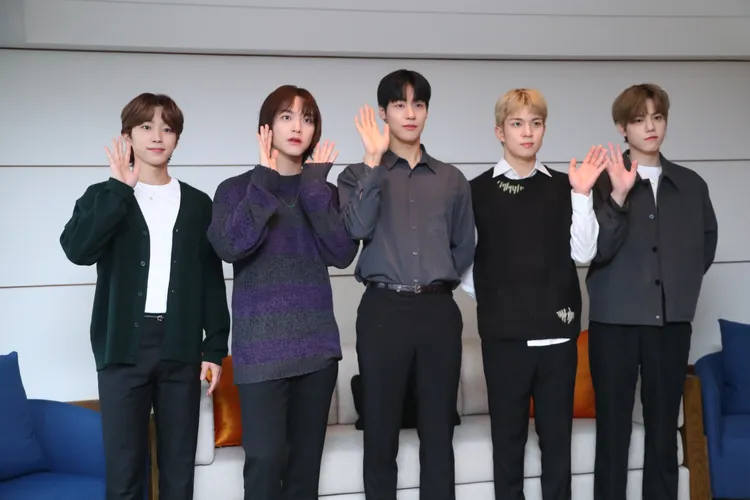 東成（左）自爆拍攝露營節目都在裝累，柳會勝（右二）則覺得跟拍的攝影師最累。鄭孟晃攝