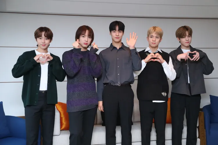 東成（左）首度隨團訪台，笑說爸爸還叮嚀要幫他吃芒果冰。鄭孟晃攝