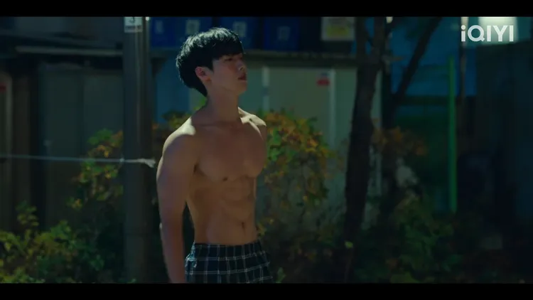 承協在《流星》有脫光衣服的橋段，露出結實腹肌。愛奇藝國際站提供