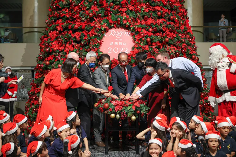 儀式特別邀請到世帝喜旅行社董事長髙木浩、Hana Tour總經理白贊虎、樂天旅遊大中華區總監高蓮花、Edison TOUR董事長郭裕家以及台北歐洲學校執行長及校長Mr. John Nixon、Mr. Luke Chaeter擔任點燈佳賓，與晶華國際酒店集團董事長潘思亮、營運長顧嘉慧、董事總經理吳偉正共同參加。晶華酒店提供