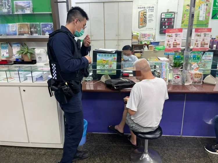 警方勸阻老翁勿相信詐騙。警方提供