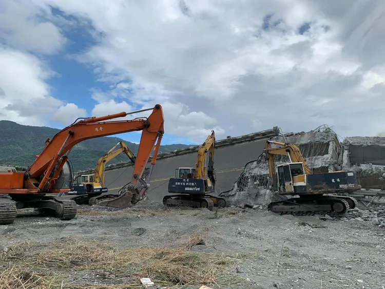 高寮大橋溪底便道施工。花蓮縣府提供