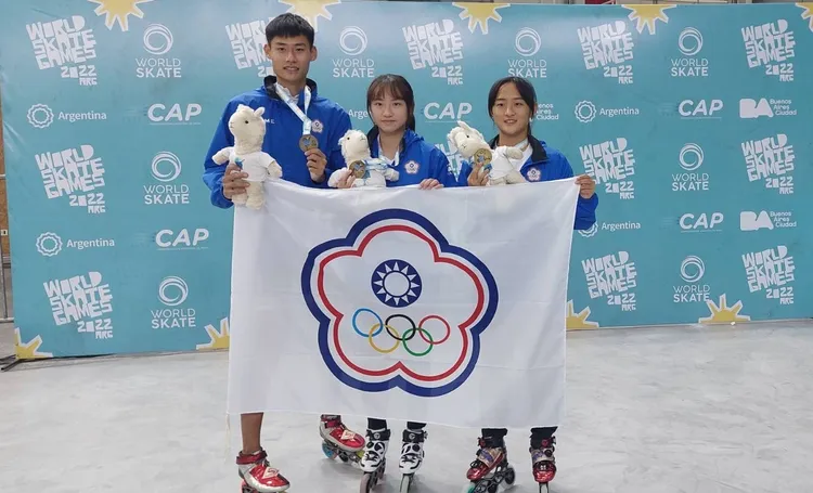 劉宇翔選手（左）獲2022 年世界全項目溜冰錦標賽自由式輪滑速度過樁項目成男組金牌。