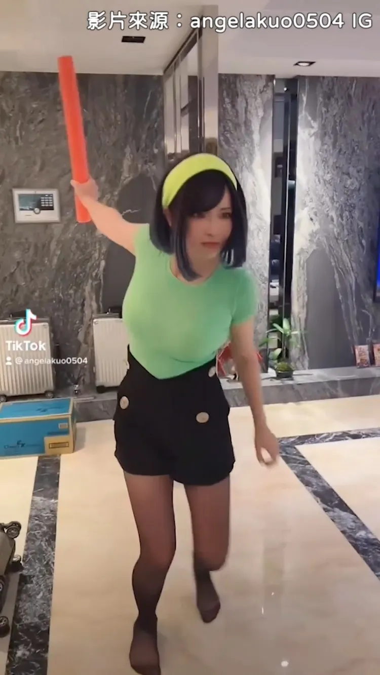 眼見武器都拔出來了。本文影片照片經IG@angelakuo0504授權