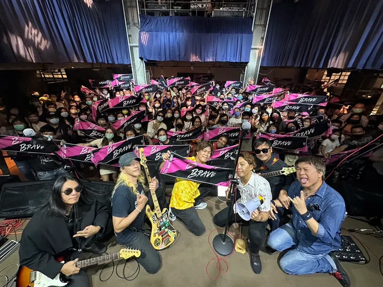 董事長樂團和粉絲大和照。EMZ昇恆昌提供