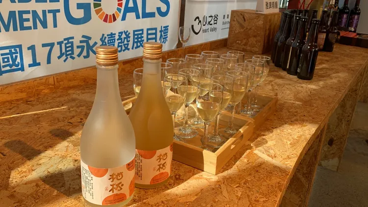 大安甘醇釀酒故事館利用台中生產的茂谷柑與椪柑釀造的「柑杯」水果酒很受歡迎。曾雪蒨攝