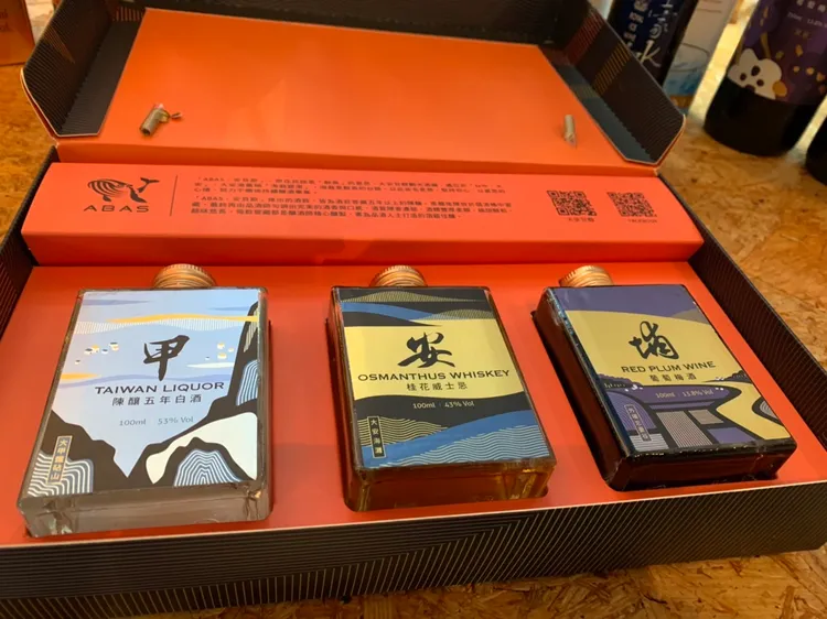 代表台中「海線」大甲、大安與外埔的酒品組合禮盒相當精緻。曾雪蒨攝