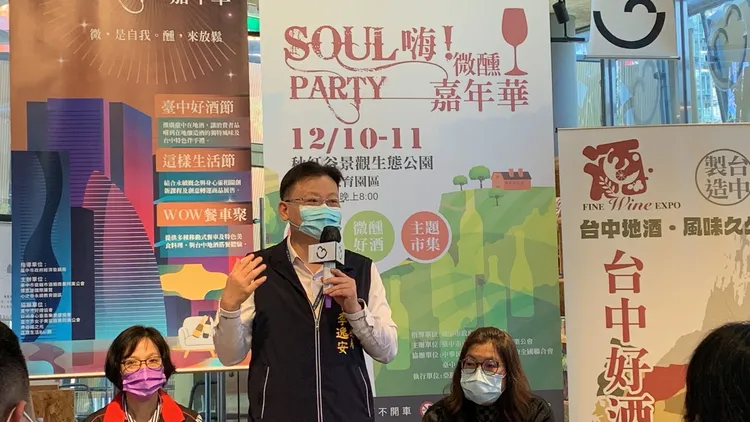 台中市經發局副局長李逸安邀請大家到秋紅谷品美酒、吃美食，消費還可以參加台中購物節抽精品好宅。曾雪蒨攝