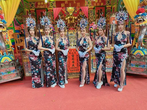 宫庙仙女礼生6对巨乳同炸开! 「情色教主雪碧」也来了 网赞:这阵容太强