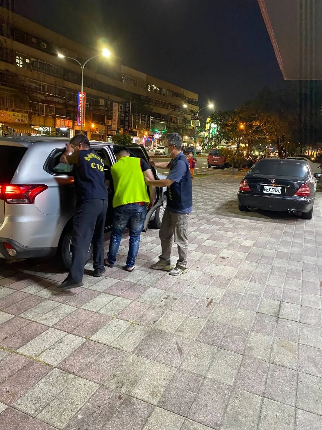 警方逮人。警方提供