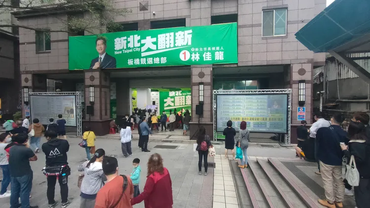 民眾在林佳龍競選總部前觀看開票狀況。黃子騰攝