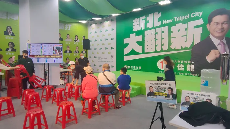 林佳龍競選總部內只有零星民眾。黃子騰攝