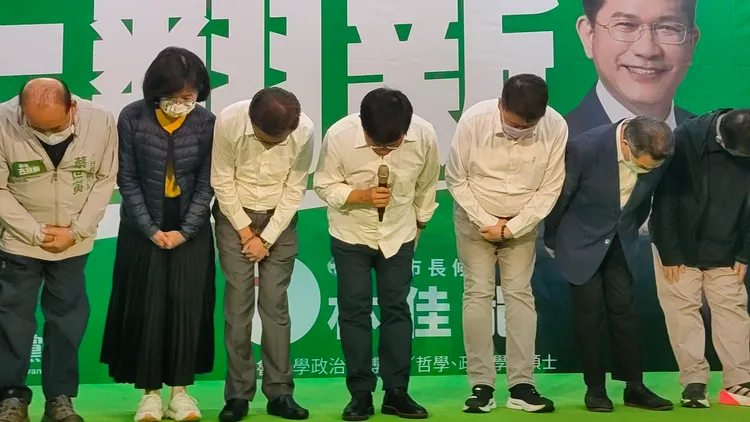 林佳龍率競選團隊鞠躬宣布敗選。黃子騰攝