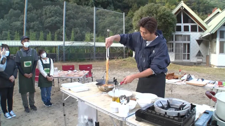 速水茂虎道（右）在《速水茂虎道的移動廚房》努力尋找在地食材，並做成美味料理。KKTV提供