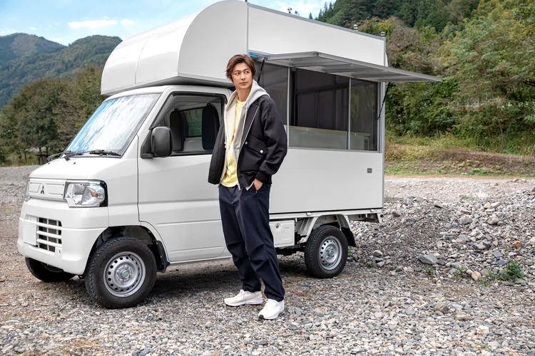 速水茂虎道身高186公分，讓餐車顯得很小。KKTV提供