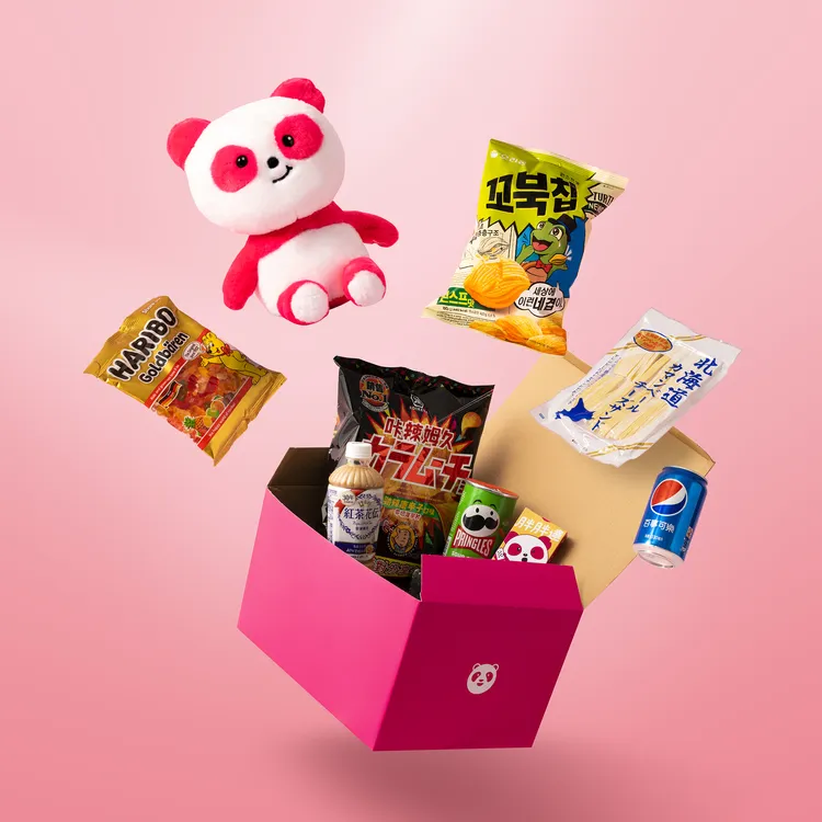 「adidas x foodpanda 聯名派對箱」內有熱門零食飲料，還有機會獲得 adidas世界盃迷你足球、世界盃國家隊球衣或胖胖達絨毛娃娃，商品總價值最高超過6000元。業者提供