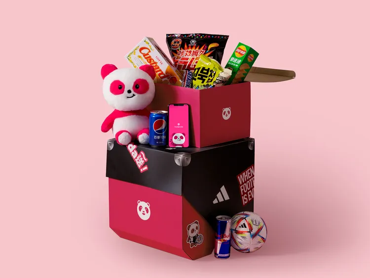 foodpanda與adidas推出聯名派對箱，為消費者一次備齊瘋世足的應援行頭，即日起於熊貓超市獨家開賣。業者提供