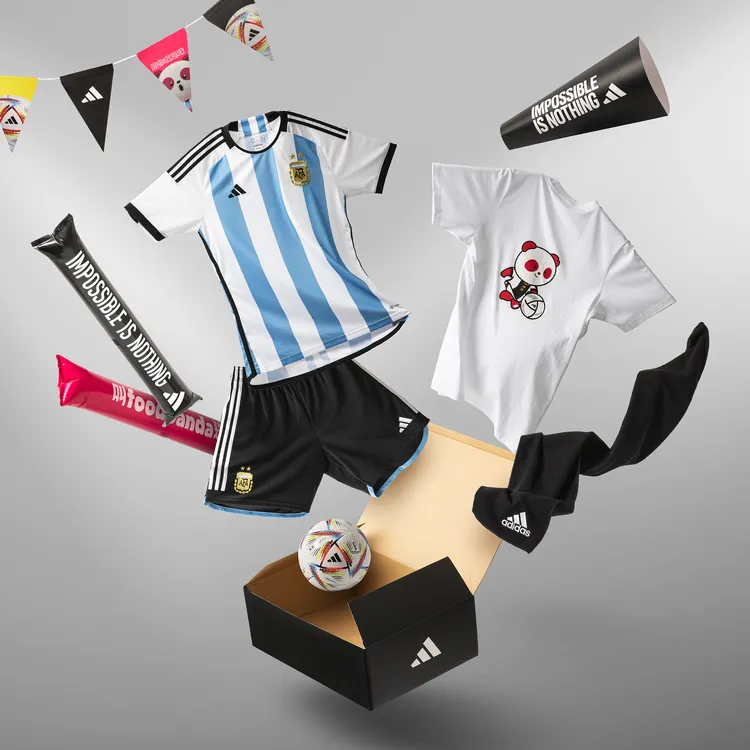 「adidas x foodpanda 聯名派對箱」內有熱門零食飲料，還有機會獲得 adidas世界盃迷你足球、世界盃國家隊球衣或胖胖達絨毛娃娃，商品總價值最高超過6000元。業者提供