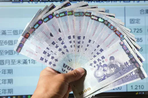 台幣重回30關卡！央行總裁楊金龍已預言？　今強升1.22角收30.905元　