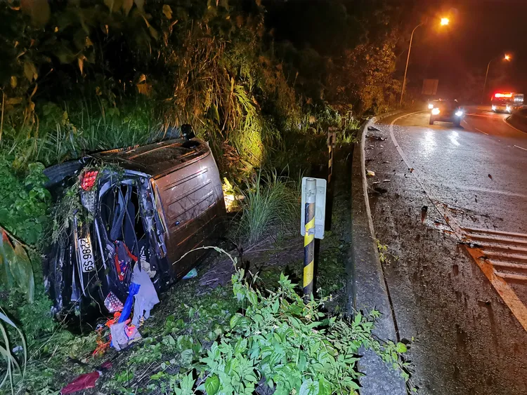 休旅車遭到追撞，車尾嚴重毀損。陸運鋒攝