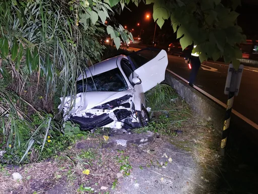 19歲女駕駛高速下匝道打滑追撞 2車噴飛邊坡釀4傷