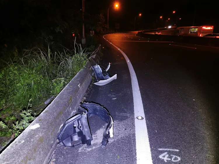 現場散落車體零件。陸運鋒攝