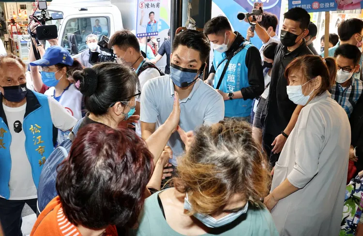 蔣萬安今天赴松江市場拜票。葉志明攝