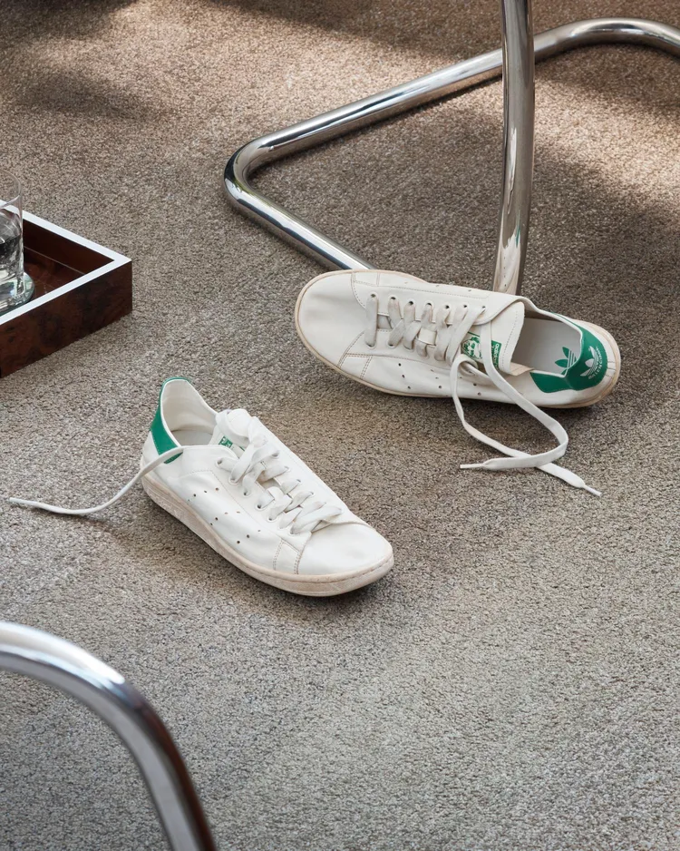 Stan Smith球鞋以BALENCIAGA風格被仿舊化，未定價。品牌提供