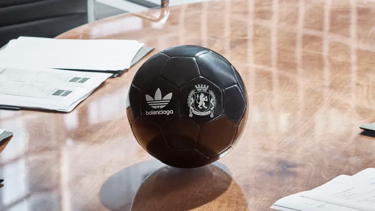 足球，2萬1100元。品牌提供