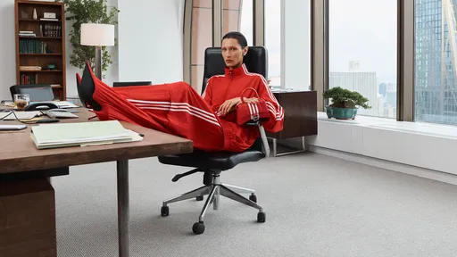 BALENCIAGA／adidas系列開賣了　超模貝拉穿運動裝「上班」竟「摸魚」