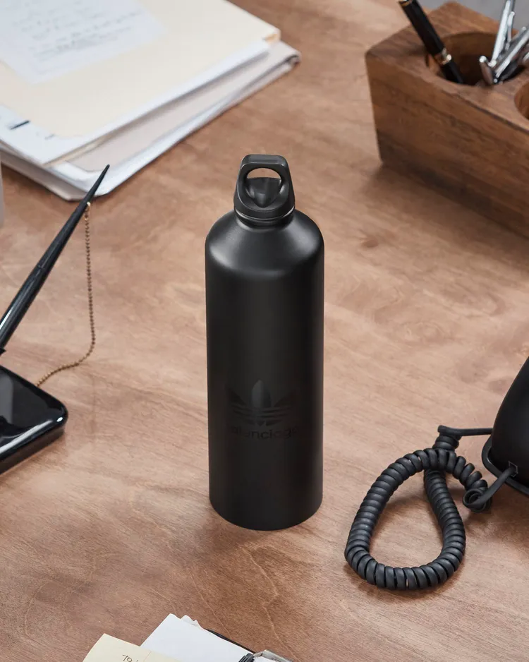 水壺，1萬300元。品牌提供