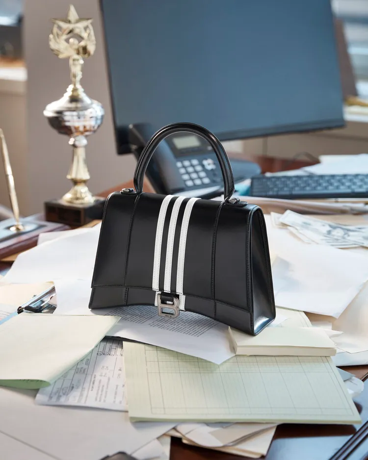 黑色小型Hourglass沙漏包，11萬3000元。品牌提供